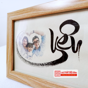 Tranh thư pháp “Yêu”, góc chụp 5