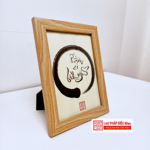 Tranh thư pháp “Ở Đây Có Bình Yên”, góc chụp 3